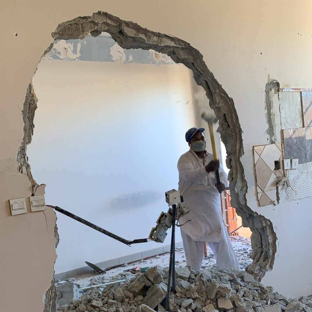 عمال تكسير بحائل